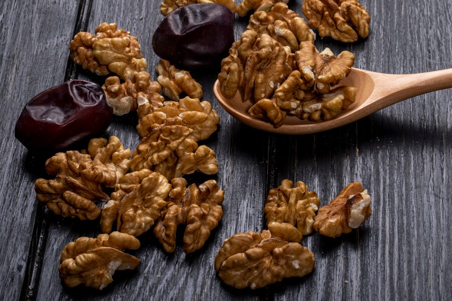 Properties of walnuts and dates
